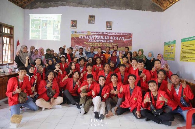Mahasiswa KKN UNTAG Surabaya bersama Warga dan Bapak Kepala Desa Ngindeng dalam rangka kegiatan penyuluhan serta pelatihan Pengembangan UMKM