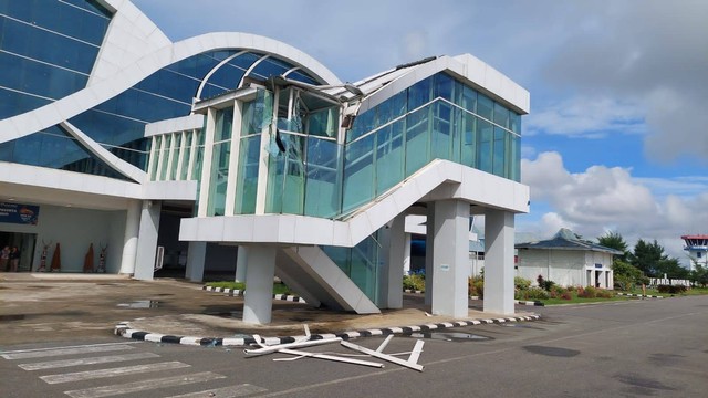 Garbarata bandara Mopah Merauke usai ditabrak sayap kanan pesawat Lion Air tujuan Merauke-Jayapura. Foto: istimewa