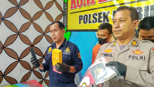 Aparat Polsek Umbulharjo memperlihatkan barang bukti kasus pencurian ponsel oleh Aldo (24) asal Bengkulu .  Foto: Arfiansyah Panji/kumparan 