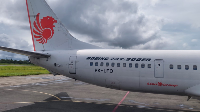 Pesawat Lion Air JT 797 tujuan Merauke-Jayapura yang batal terbang karena sayap kanan pesawat menabrak garbarata Bandara Mopah Merauke. Foto istimewa