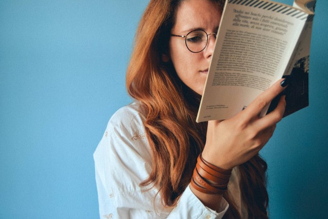 Ilustrasi Bagaimana cara mencari makna kata dalam Kamus , sumber foto (Lucrezia Carneloz) by unsplash.com