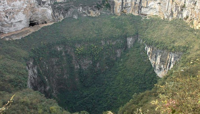 Lubang pembuangan atau sinkhole terbesar di dunia berada di China.  Foto: Public Domain