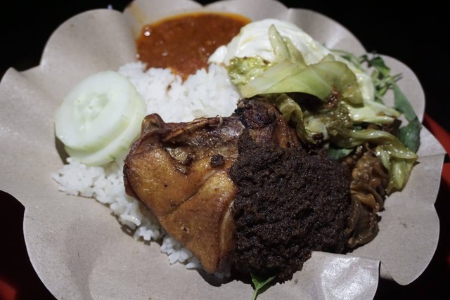 Nasi minyak yang viral di Surabaya. Foto-foto: Amanah Nur Asiah/Basra