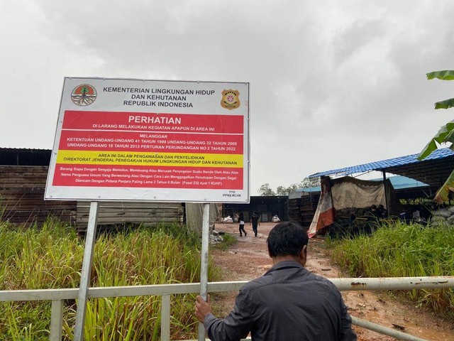 Salah satu penampungan arang bakau di Batam yang disegel KLHK dan Komisi IV DPR RI. Foto: Istimewa 