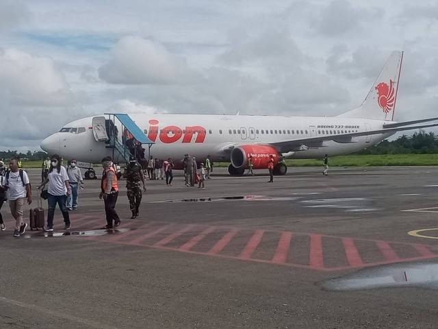 Penumpang Lion Air JT 797 yang diturunkan dari pesawat usai sayap kanan menabrak garbarata Bandara Merauke. Foto: Polres Merauke 