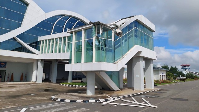 Garbarata Bandar Udara Mopah, Merauke, Papua Selatan, rusak terkenap sayap peawat Lion Air, Kamis (26/1/2023). Foto: Dok. Istimewa