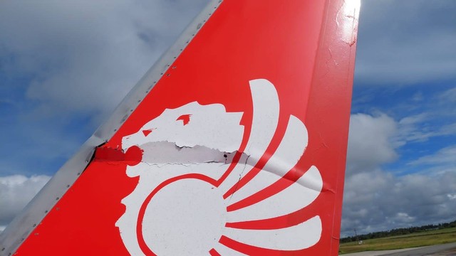 Sayap pesawat Lion Air menyenggol garbarata Bandar Udara Mopah, Merauke, Papua Selatan, Kamis (26/1/2023). Foto: Dok. Istimewa