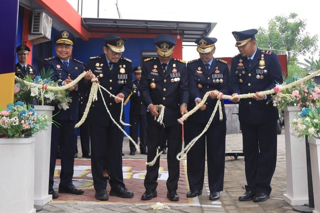 Peresmian Inovasi Si Pantura dipimpin oleh Kakanwil Kemenkumham Jatim Imam Jauhari (tengah) didampingi Kadiv Keimigrasian Hendro Tri Prasetyo dan Kakanim Pamekasan Imam Bahri (dok Humas Kanwil Kemenkumham Jatim)
