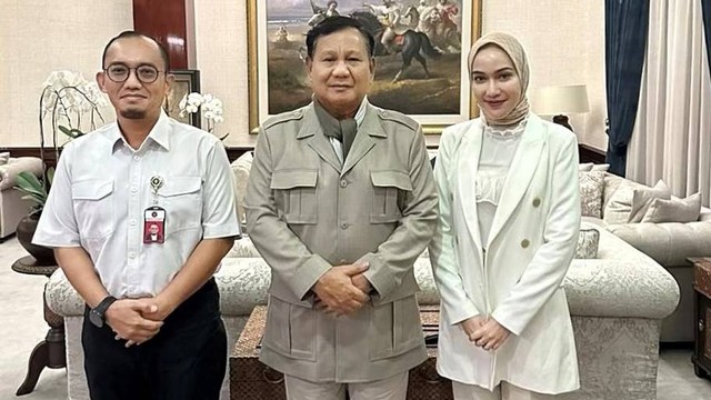Dahnil Anzar (kiri) dan calon istri, Muna Soraya Putri (kanan), menemui Prabowo Subianto (tengah). Foto: Twitter/@Dahnilanzar
