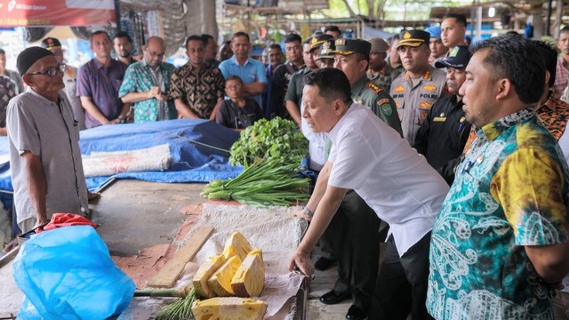 Pj Gubenur Aceh dan Pj Bupati Aceh Besar tinjau Pasar Induk Lambaro. Foto: Abdul Hadi/acehkini