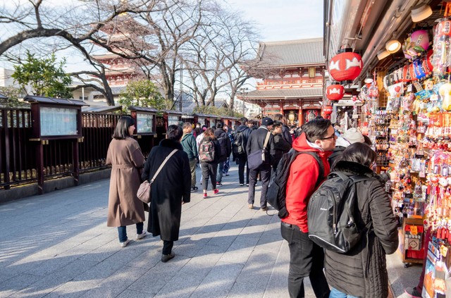 Toko suvenir di Kuil Sensoji di Asakusa, Tokyo. Foto: Thiti Sukapan/Shutterstock