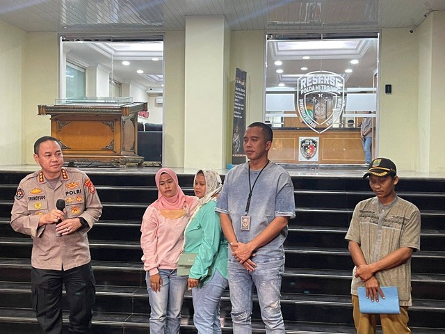 Hana (kedua dari kiri) dan Aslem (ketiga dari kiri), dua korban kasus penipuan penggandaan uang Wowon CS usai menjalani pemeriksaan di Polda Metro Jaya. Foto: Ananta Erlangga/kumparan