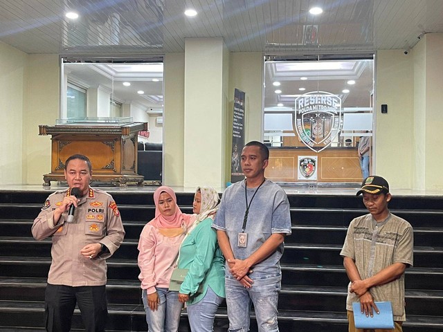 Hana (kedua dari kiri) dan Aslem (ketiga dari kiri), dua korban kasus penipuan penggandaan uang Wowon CS usai menjalani pemeriksaan di Polda Metro Jaya. Foto: Ananta Erlangga/kumparan