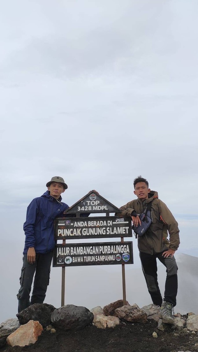 Sumber : Dokumen pribadi. Puncak gunung Slamet ketinggian 3428 mdpl.