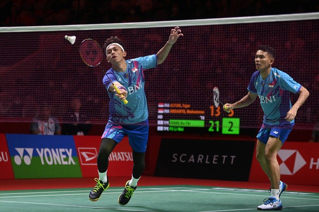 Pebulu tangkis ganda putra Indonesia Muhammad Rian (kiri) didampingi rekannya Fajar Alfian (kanan) mengembalikan kok ke arah lawannya pebulu tangkis ganda putra Taiwan Chang Ko Chi dan Po Li Wei pada babak 16 besar turnamen Indonesia Masters. Foto: Indrianto Eko Suwarso/Antara Foto