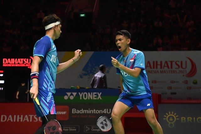 Pebulu tangkis ganda putra Indonesia Muhammad Rian (kiri) dan Fajar Alfian (kanan) meluapkan emosinya saat mendapatkan poin melawan pebulu tangkis ganda putra Taiwan Chang Ko Chi dan Po Li Wei pada babak 16 besar turnamen Daihatsu Indonesia Masters. Foto: Indrianto Eko Suwarso/Antara Foto