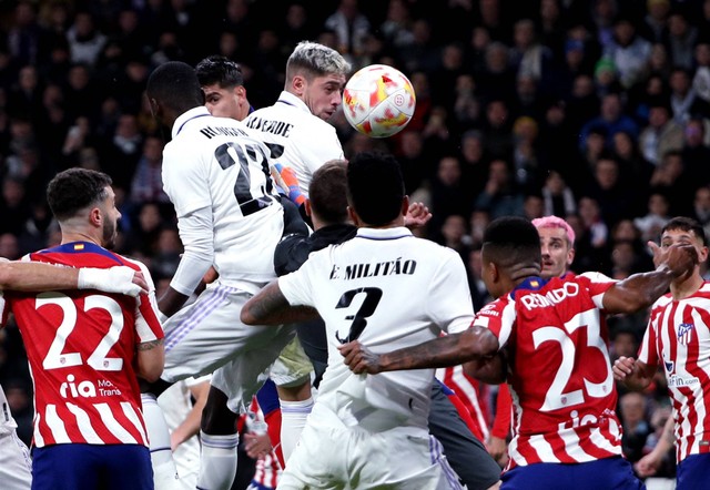 Federico Valverde, Eder Militao dan Antonio Rudiger dari Real Madrid beraksi dengan Reinildo Mandava dari Atletico Madrid, Mario Hermoso dan Antoine Griezmann saat pertandingan di Santiago Bernabeu, Madrid, Spanyol. Foto: Violeta Santos Moura/Reuters