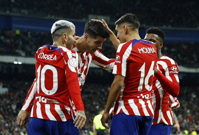 Alvaro Morata dari Atletico Madrid merayakan gol pertamanya bersama Angel Correa, Nahuel Molina dan Thomas Lemar saat pertandingan di Santiago Bernabeu, Madrid, Spanyol. Foto: Susana Vera/Reuters