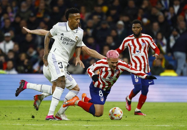 Antoine Griezmann dari Atletico Madrid duel dengan Eder Militao dari Real Madrid saat pertandingan di Santiago Bernabeu, Madrid, Spanyol. Foto: Susana Vera/Reuters