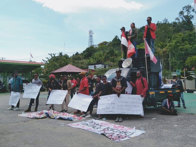 GMNI Sorong lakukan unjuk rasa di kantor Kejaksaan Negeri Sorong, tuntut Kejaksaan kembali terbitkan Sprindik baru terhadap Silviana Wanma. Foto Wim/BalleoNEWS