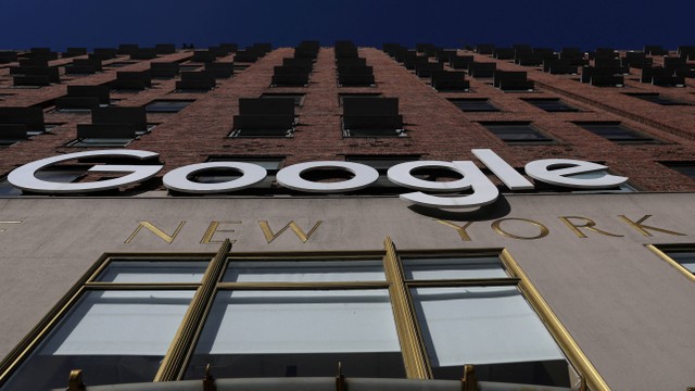 Logo Google LLC terlihat di kantor Google di bagian Chelsea di New York City, AS, 20 Januari 2023. Foto: Shannon Stapleton/REUTERS