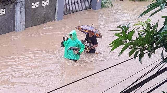 Banjir di Kota Manado, Jumat (27/1). Banjir terjadi pada pagi hari usai hujan terus mengguyur sejak dini hari.