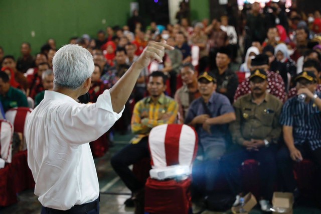 Gubernur Jateng Ganjar Pranowo memimpin rapat koordinasi bersama antara Pemprov Jawa Tengah dengan Pemkab Wonogiri, Pemkab Sragen, dan Pemkab Klaten terkait pengentasan kemiskinan ekstrem di Kantor Kades Mlokomanis Wetan, Kecamatan Ngadirojo. Foto: Dok. Istimewa