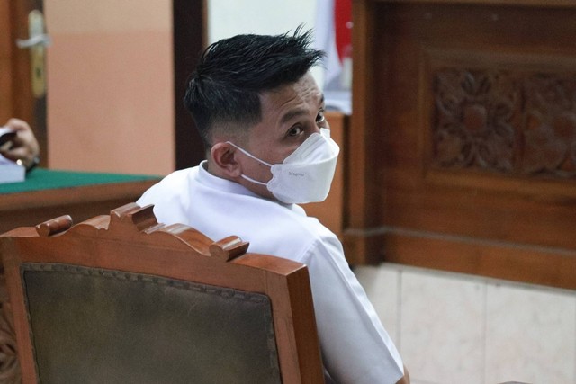 Terdakwa Chuck Putranto hadir dalam sidang tuntutan di Pengadilan Negeri Jakarta Selatan, Jumat (27/1/2023). Foto: Jamal Ramadhan/kumparan