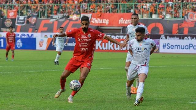 Pemain Persija Jakarta, Yusuf Helal, saat hadapi Persis Solo. Foto: Alif Dzaky/kumparan