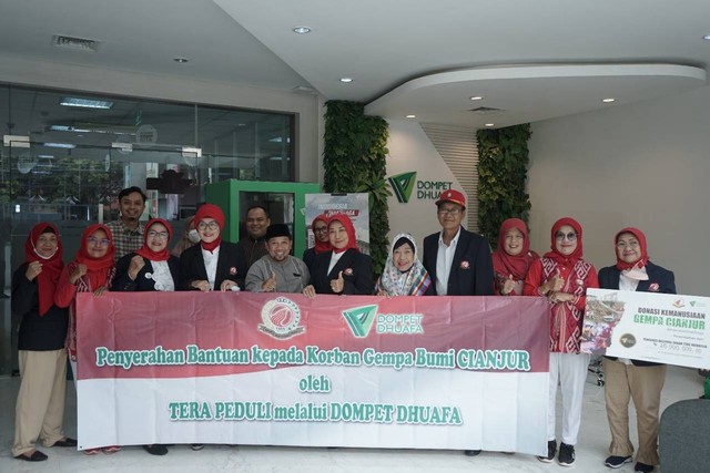 Senam Tera Indonesia (STI)  yang berkolaborasi bersama Dompet Dhuafa menyalurkan donasi kemanusiaan untuk  membantu pemulihan  warga Cianjur. (Rabu, 26/01/2023)