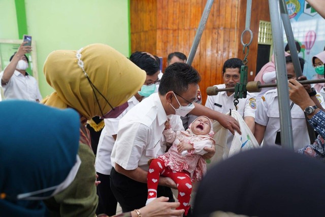 Wali Kota Pontianak menggendong seorang anak. Foto: Dok. Prokopim Pemkot Pontianak