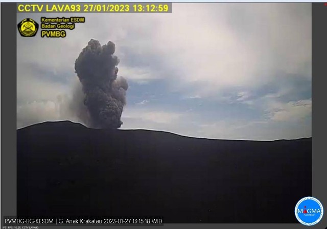 Gunung Anak Krakatu pada pukul 13.15 WIB. Foto: PVMBG