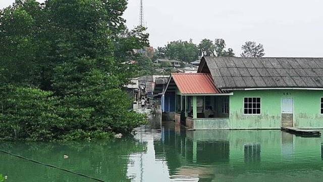 Banjir Rob genangi rumah warga di Tanjungpinang. Foto: Ismail/kepripedia.com
