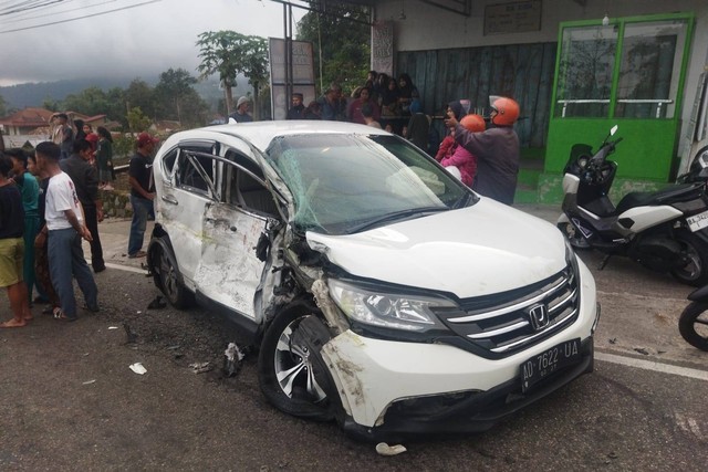 Kecelakaan beruntun 9 kendaraan di Nagari Panyalaian, Kabupaten Tanah Datar, Sumatera Barat, Kamis (26/1). Foto: Dok. Istimewa