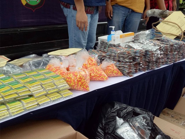 Polisi menunjukan barang bukti beberapa jenis obat-obatan palsu dan ilegal saat diperlihatkan polisi dalam rilis kasus di Polda Metro Jaya, Jumat (27/1). Foto: Ananta Erlangga/kumparan