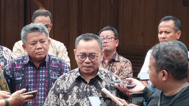 Utusan Tim Kecil Anies Baswedan, Sudirman Said usai pertemuan tim kecil NasDem, Demokrat dan PKS di Pendopo Anies Baswedan, Jakarta, Jumat (27/1). Foto: Zamachsyari/kumparan