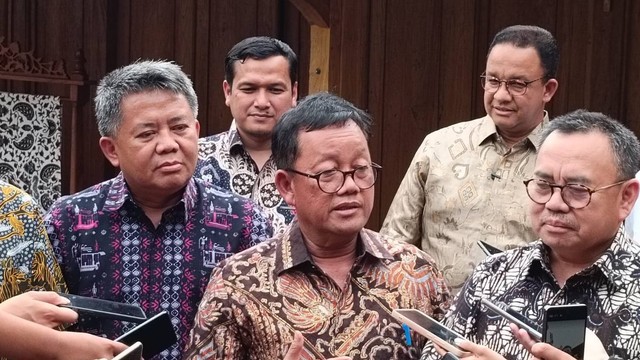 Ketua DPP Partai NasDem Sugeng Suparwoto usai pertemuan tim kecil NasDem, Demokrat dan PKS di Pendopo Anies Baswedan, Jakarta, Jumat (27/1). Foto: Zamachsyari/kumparan