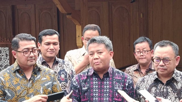 Wakil Ketua Majelis Syura PKS, Mohammad Sohibul Iman usai pertemuan tim kecil NasDem, Demokrat dan PKS di Pendopo Anies Baswedan, Jakarta, Jumat (27/1). Foto: Zamachsyari/kumparan