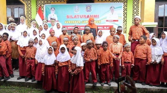 Ibu Gubernur Jawa Timur pose bersama anak-anak sekolah SD Al-Ma'aruf I Kampung Maibo.