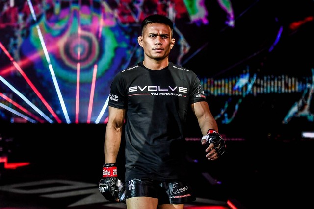 Eko Roni Saputra berjalan menuju Circle jelang menghadapi Liu Peng Shuai. Foto: ONE Championship