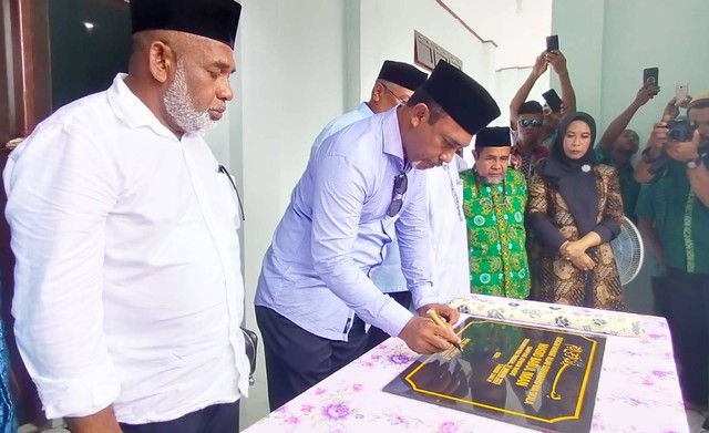 Bupati Abdul Faris Umlati, S.E, menandatangani prasasti masjid Babul Iman kampun Yefman Barat distrik Salawati Utara Raja Ampat. Foto Wim/BalleoNEWS