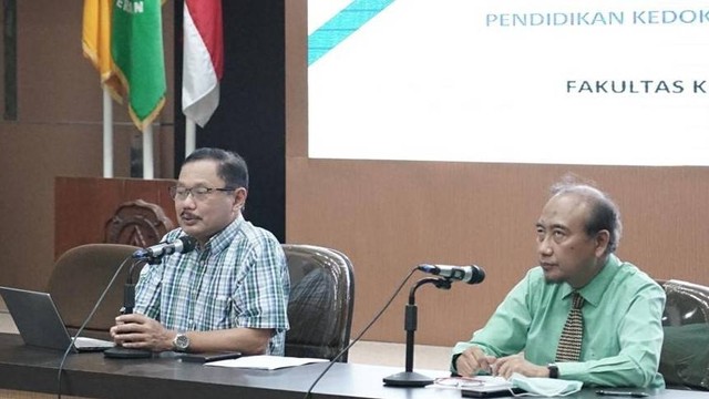 Ketua AIPKI, Budi Santoso, bersama Dekan FK, dr. Reviono (hijau), saat menyampaikan kegiatan Pertemuan Forum Dekan AIPKI di FK UNS, Jumat (27/01/2023). FOTO: Agung Santoso