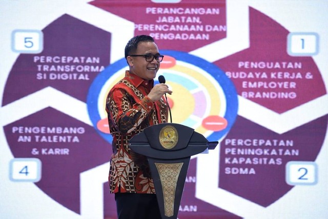 Menteri PANRB Abdullah Azwar Anas dalam acara Sosialisasi PermenPANRB No. 1/2023 tentang Jabatan Fungsional, Jumat (27/01). Foto: KemenPANRB