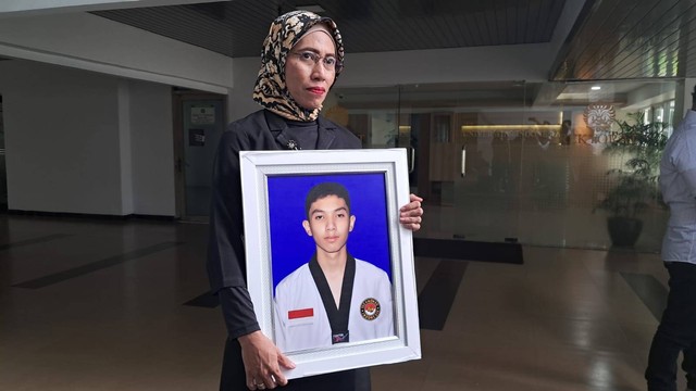 Dwi Syafiera Putri saat membawa foto anaknya, Muhammad Hasya Atallah .. Foto: Dok. Istimewa