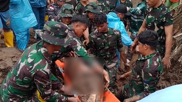Proses evakuasi korban tanah longsor yang meninggal dunia di Kelurahan Kairagi Weru, Kota Manado, Sulawesi Utara.
