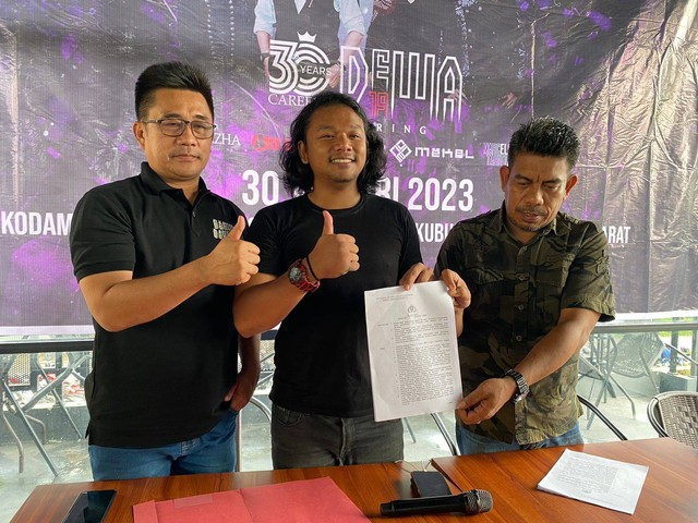 Founder Sagaphoria, Aan, didampingi Iwan Kurniawan dan Tarmiji, yang merupakan EO lokal, yang akan ikut menyukseskan konser Dewa 19 di Pontianak. Foto: Teru/Hi!Pontianak.  