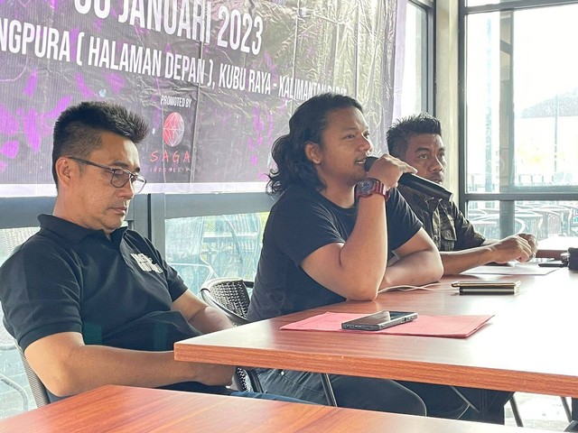 Founder Sagaphoria, Anugroho, saat memberikan keterangan pers terkait konser 30 tahun Anniversary Tour Dewa 19, yang akan digelar di Halaman Kodam XII Tanjungpura, pada Senin, 30 Januari 2023. Foto: Leo Prima/Hi!Pontianak