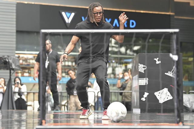 Legenda Juventus Edgar Davids menendang bola saat berlangsungnya Juventus Village, di Jakarta, Jumat (27/1/2023). Foto: M Risyal Hidayat/ANTARA FOTO