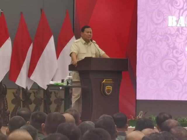 Prabowo Subianto saat memberi sambutan di hadapan 2000 Babinsa di Hotel Santika Medan, Jumat (27/1). Foto: Rahmat Utomo/kumparan