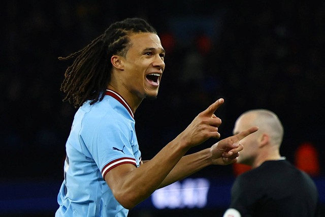 Pemain Manchester City Nathan Ake merayakan gol pertamanya saat hadapi Arsenal di Etihad Stadium, Manchester, Inggris, Jumat (27/1/2023). Foto: Molly Darlington/REUTERS